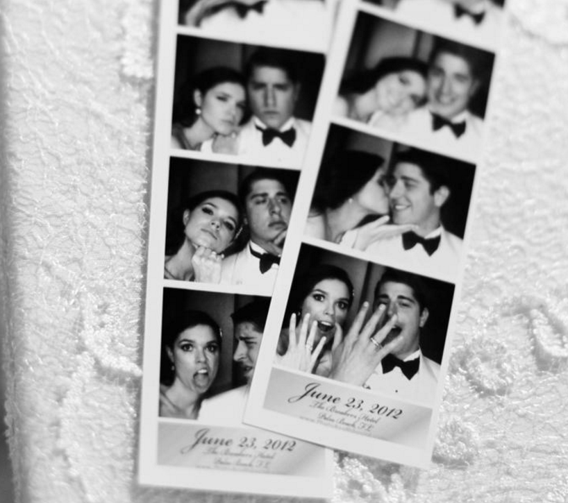  Svart-hvitt bilde av wedding photo booth strips