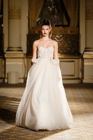 Gown with Sweetheart Neckline, Overskirt with Panels by Berta berta-spring-summer-2018-ball-gown-sweetheart-neckline-corset-bodice-full-tulle-skirt-panels
