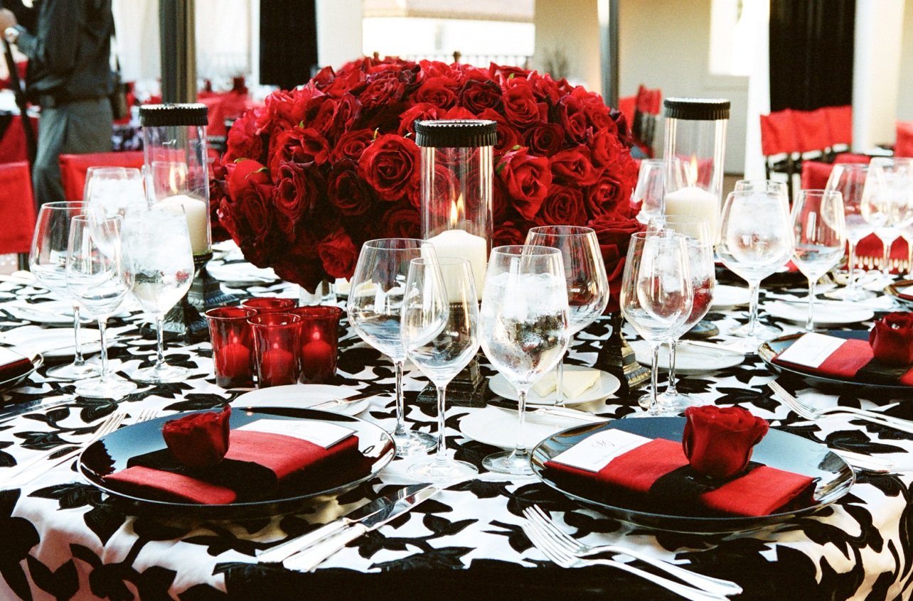 Black, White & Red Tablescape