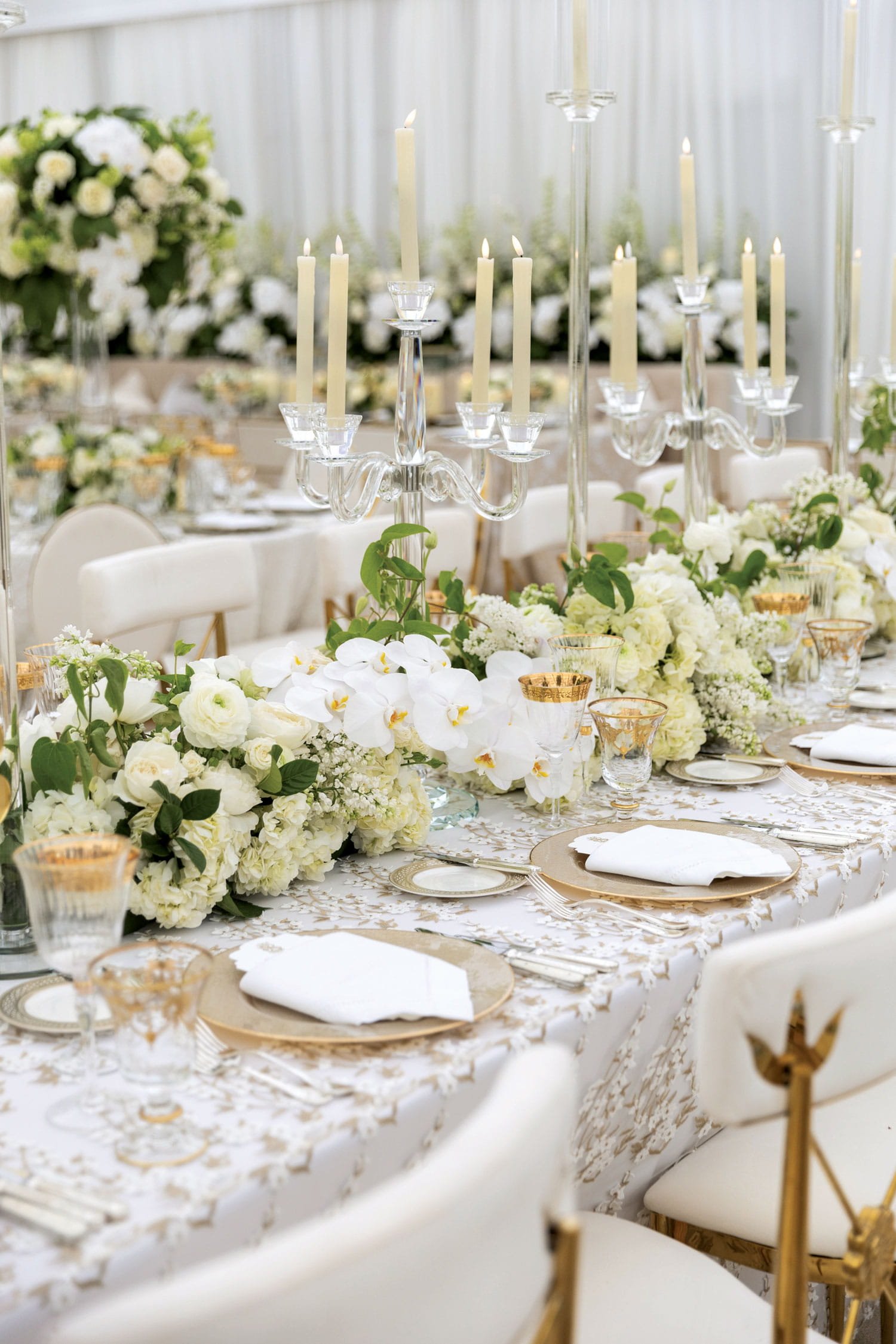 white and gold textured table linens decor ideas for white and gold wedding