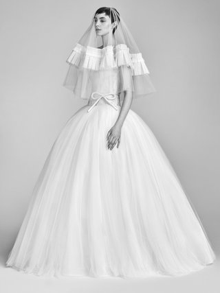 Look 11: VRM050 by Viktor&Rolf look-11-vrm050-by-viktor-rolf-voluminous-ball-gown-and-couture-veil