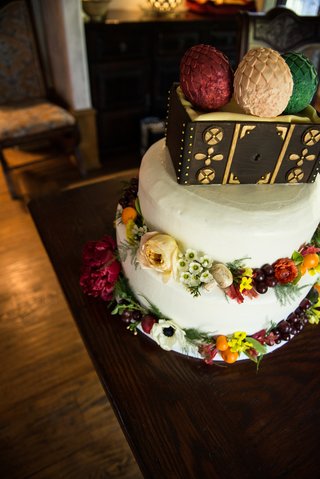 bilbo-baggins-and-daenerys-inspired-cake