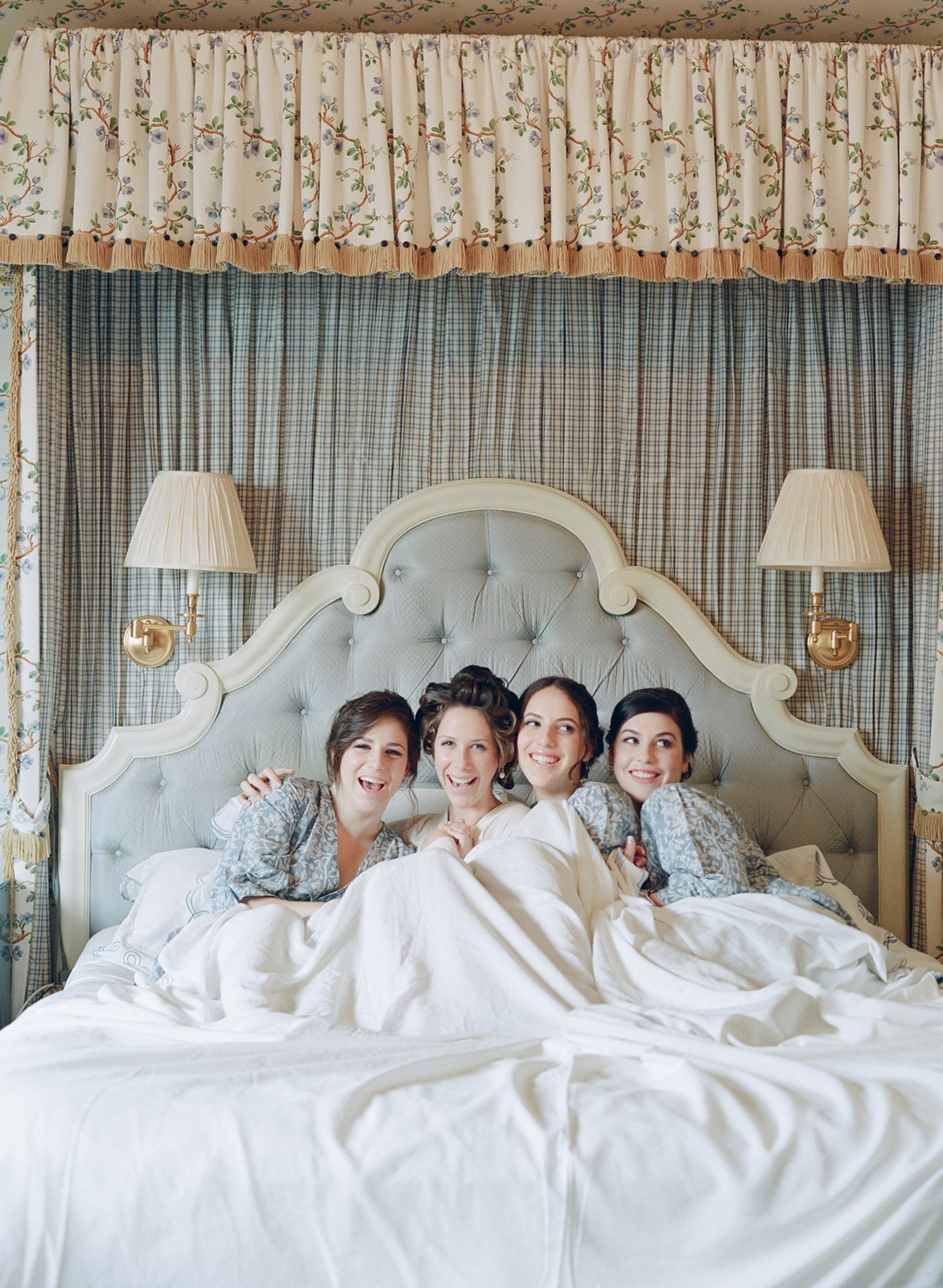 My Classmate Is My Dad's Bride. But In Bed She's Mine.