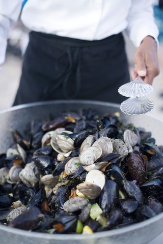 Mussels in Large Serving Bowl seasoned-mussels-in-big-bowl