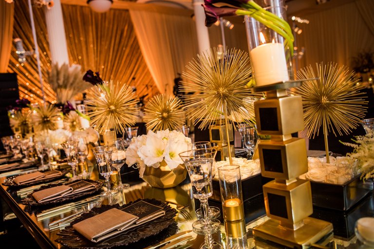 GoldandBlack Reception Décor