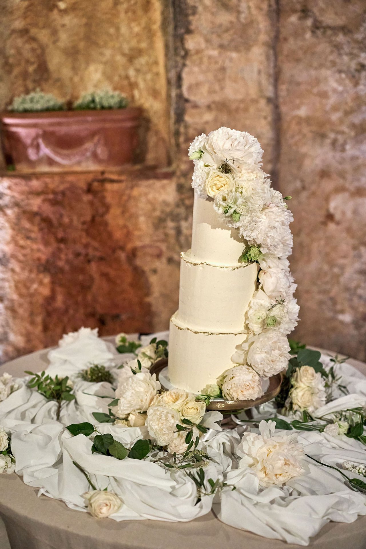 ivory-wedding-cake-with-fresh-flowers