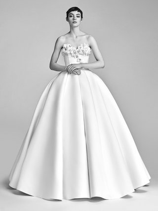 Look 1: VRM040 by Viktor&Rolf look-1-vrm040-by-viktor-rolf-ball-gown-with-handcrafted-flowers-on-bustier