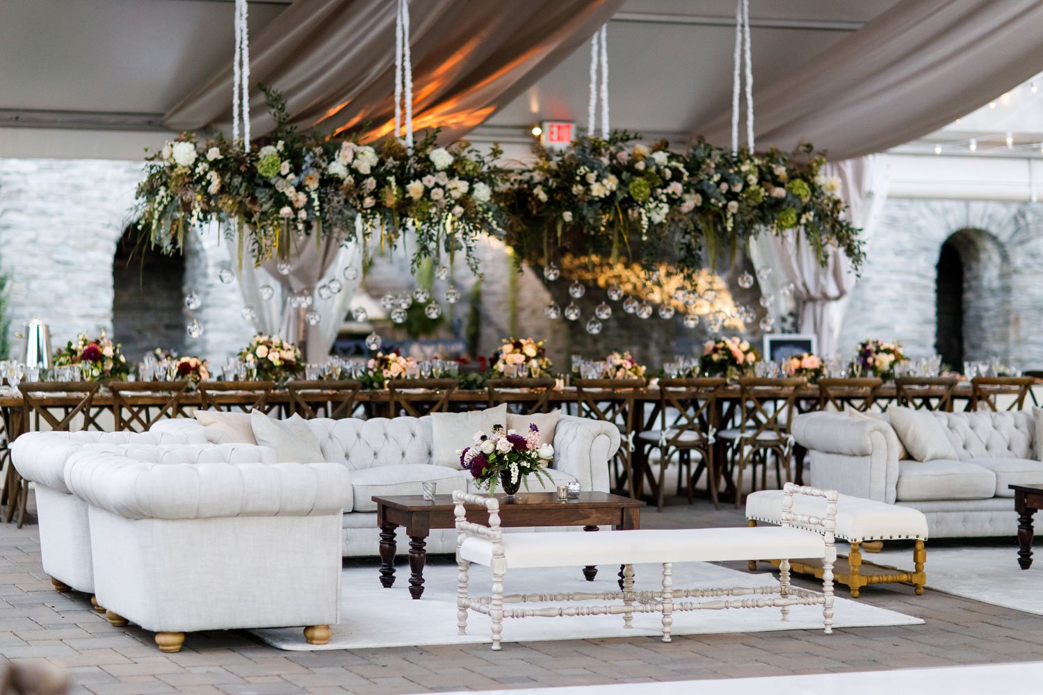Choosing a Sweetheart Table vs. Head Table Inside Weddings