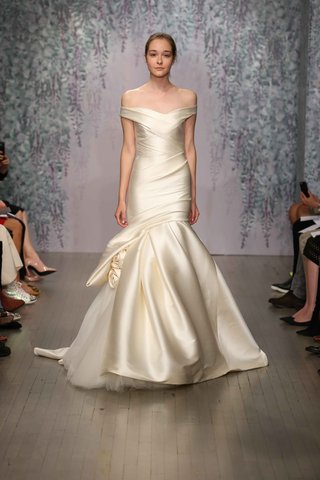 Look 6 by Monique Lhuillier Fall 2016 ivory-trumpet-wedding-dress-by-monique-lhuillier-fall-2016