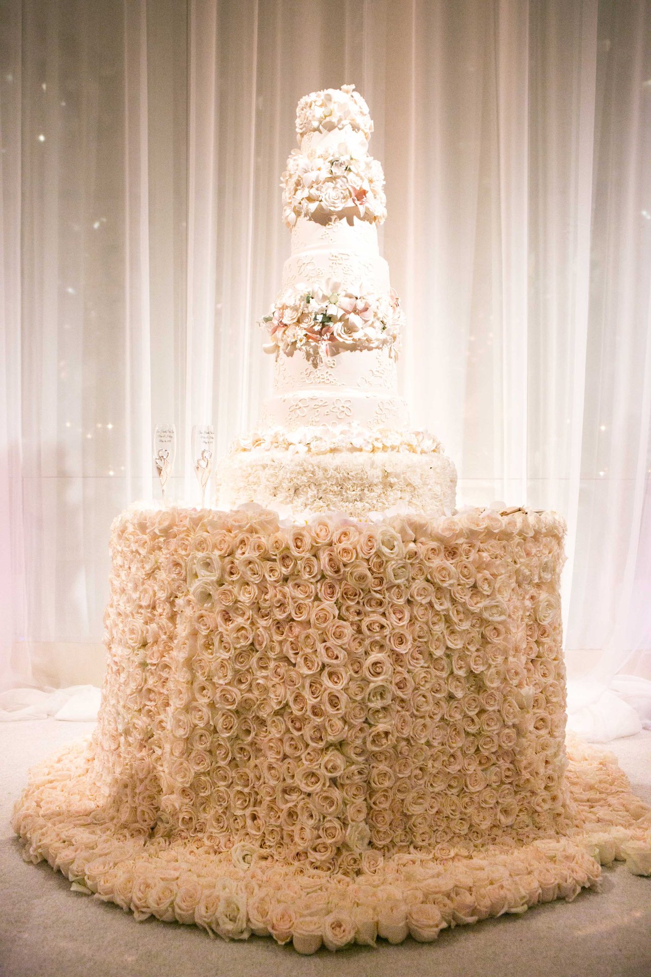 Fresh Rose Table for Wedding Cake