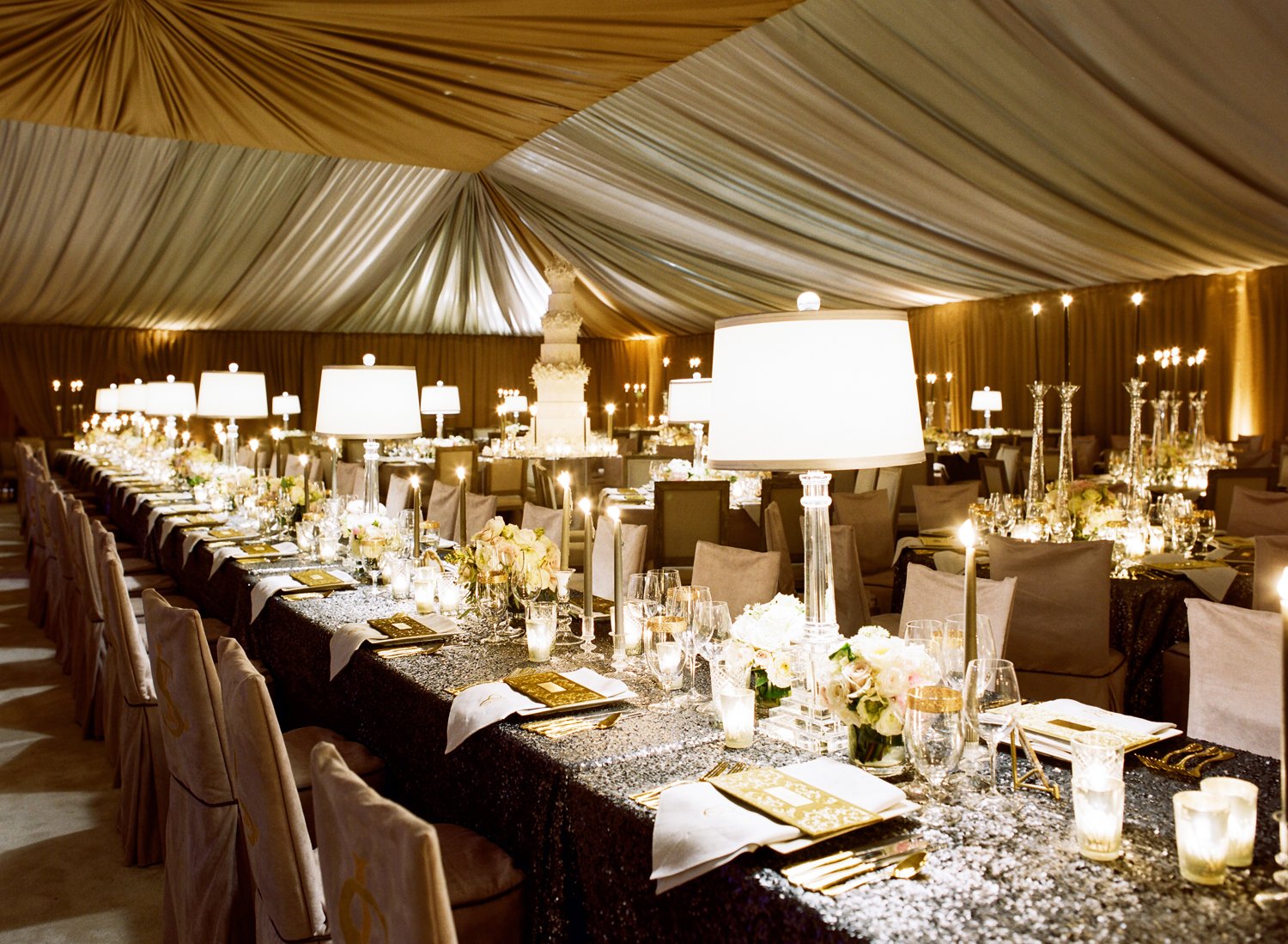 Choosing a Sweetheart Table vs. Head Table Inside Weddings